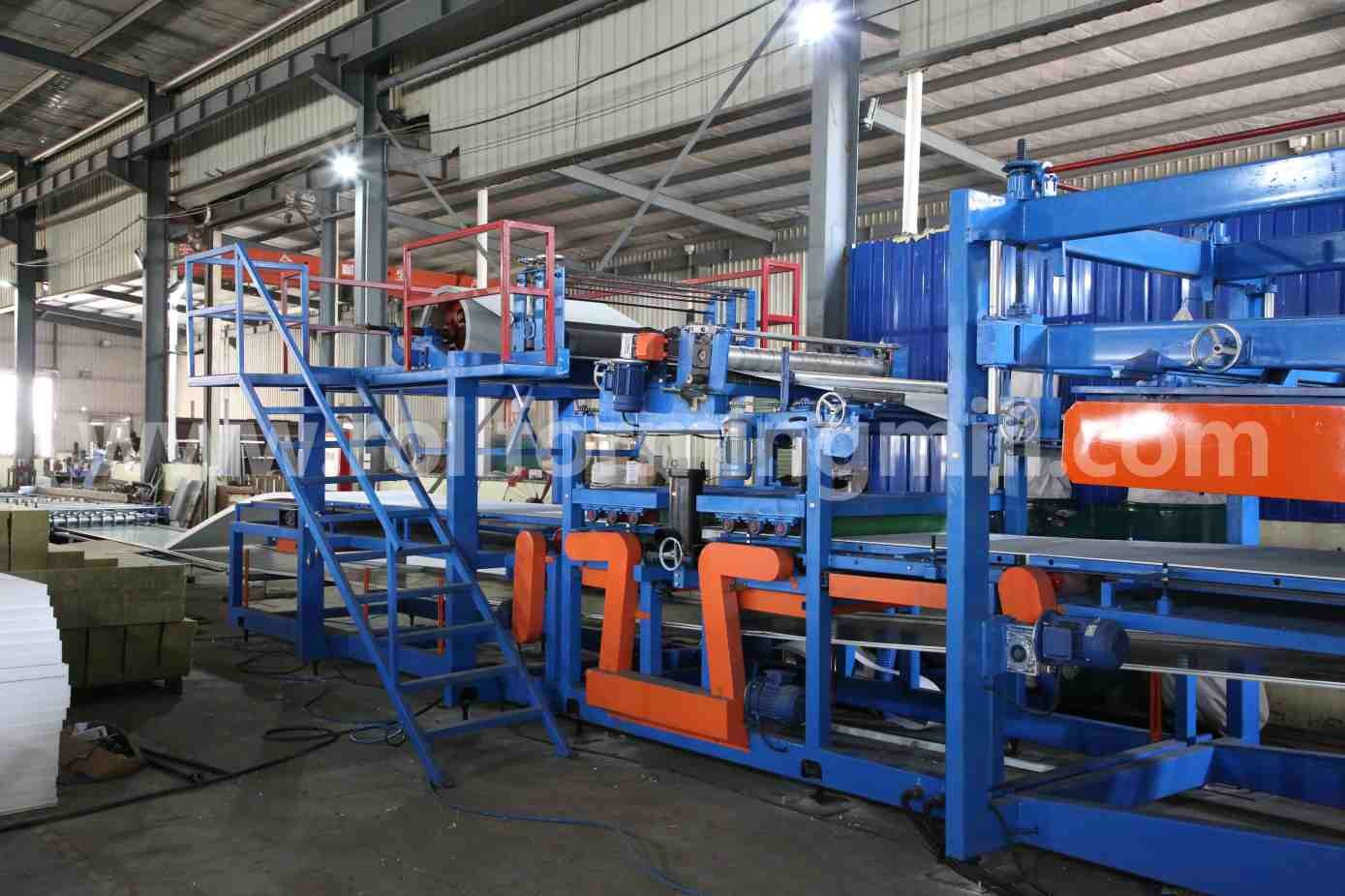 เครื่องเคลือบแผงแซนวิชพร้อมเครื่องขึ้นรูปแผ่นด้านล่าง 2