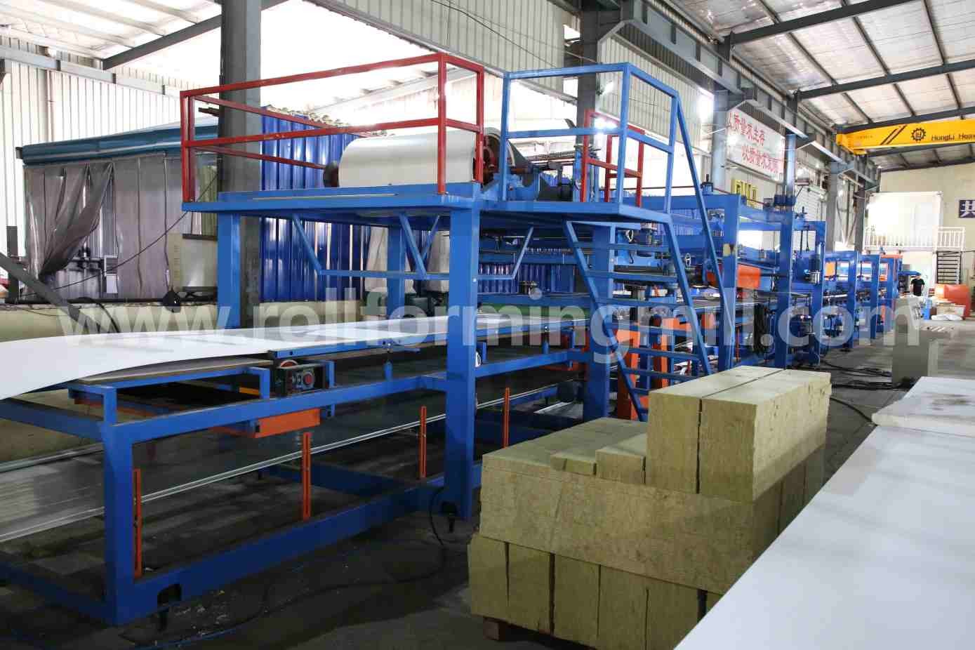 เครื่องเคลือบแผงแซนวิชพร้อมเครื่องขึ้นรูปแผ่นด้านล่าง